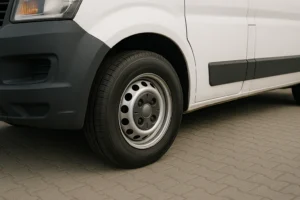 Rueda delantera de furgoneta de reparto para transporte de cercanía en Zaragoza